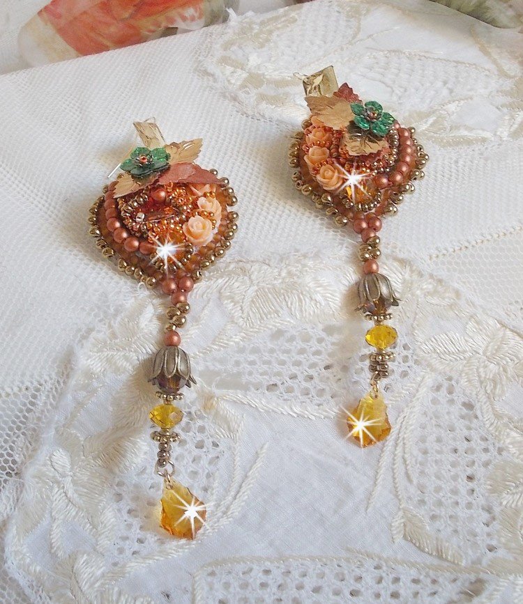 BO Souffle d'Automne chic Ethnic geborduurd met Swarovski kristallen, twee 1960's bohemian glas cabochons, hars rozen en zaad kralen