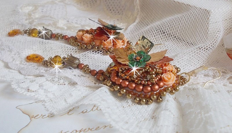 BO Souffle d'Automne chic Ethnic geborduurd met Swarovski kristallen, twee 1960's bohemian glas cabochons, hars rozen en zaad kralen