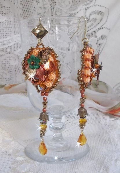 BO Souffle d'Automne chic Ethnic geborduurd met Swarovski kristallen, twee 1960's bohemian glas cabochons, hars rozen en zaad kralen