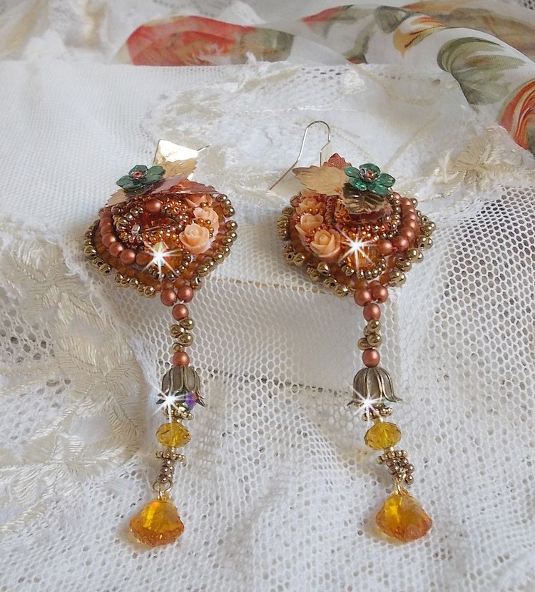 BO Souffle d'Automne chic Ethnic geborduurd met Swarovski kristallen, twee 1960's bohemian glas cabochons, hars rozen en zaad kralen