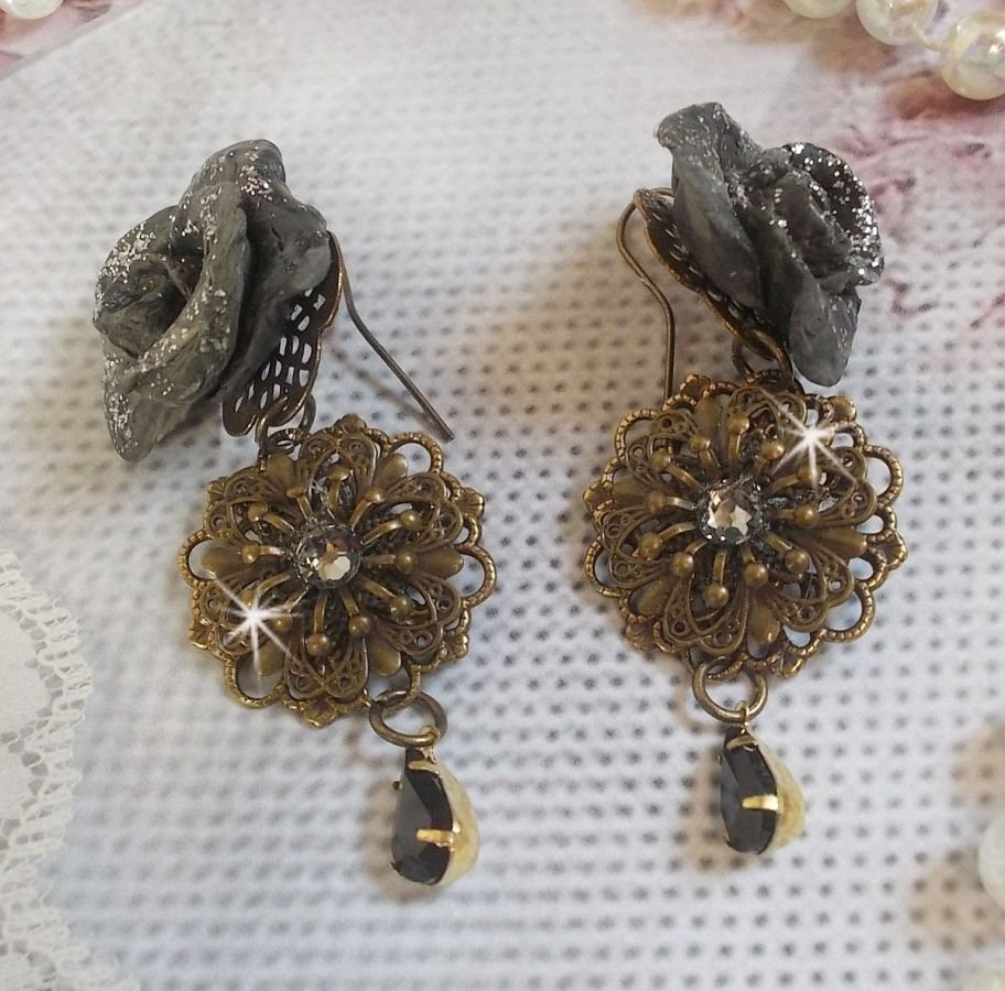 BO Steampunk Queen gemaakt met zwarte porseleinen rozen, Swarovski kristallen cabochons, glazen druppels en messing accessoires.