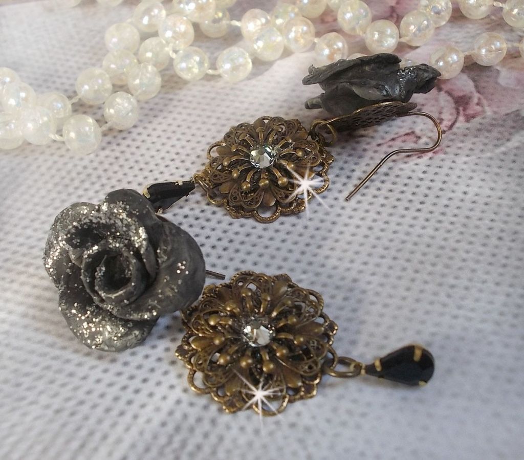 BO Steampunk Queen gemaakt met zwarte porseleinen rozen, Swarovski kristallen cabochons, glazen druppels en messing accessoires.