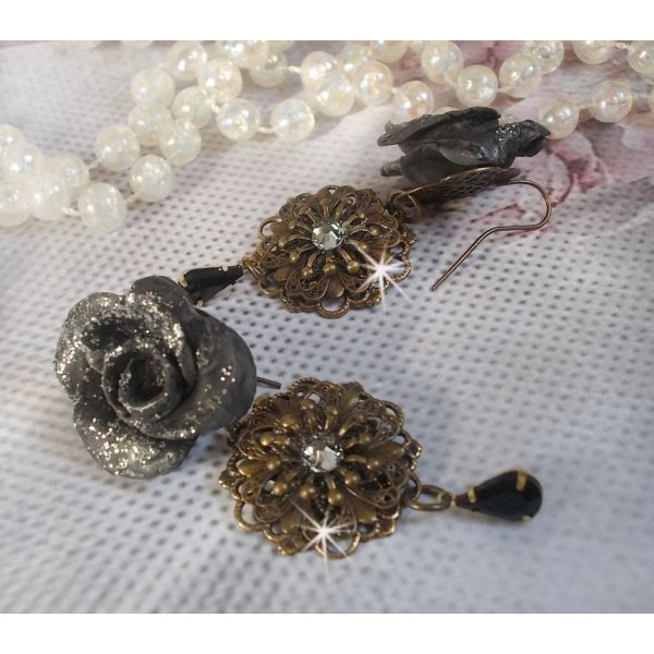 BO Steampunk Queen gemaakt met zwarte porseleinen rozen, Swarovski kristallen cabochons, glazen druppels en messing accessoires.