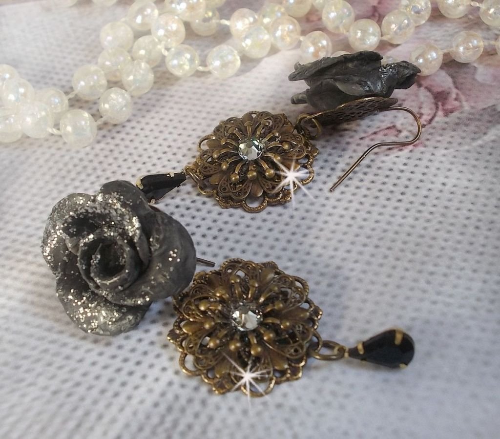 BO Steampunk Queen gemaakt met zwarte porseleinen rozen, Swarovski kristallen cabochons, glazen druppels en messing accessoires.