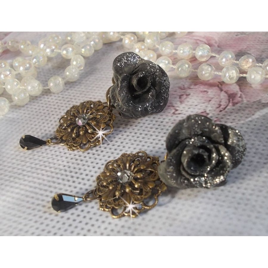 BO Steampunk Queen gemaakt met zwarte porseleinen rozen, Swarovski kristallen cabochons, glazen druppels en messing accessoires.