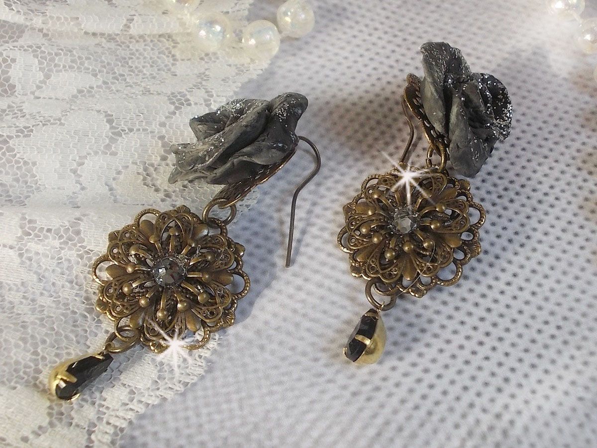 BO Steampunk Queen gemaakt met zwarte porseleinen rozen, Swarovski kristallen cabochons, glazen druppels en messing accessoires.