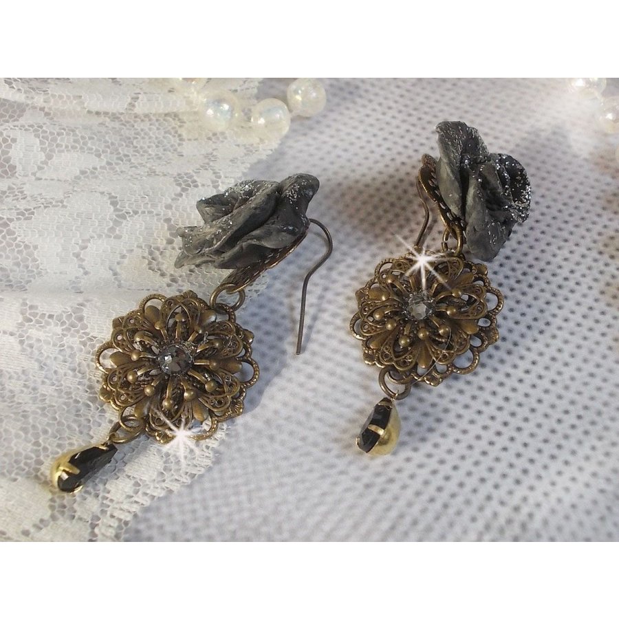 BO Steampunk Queen gemaakt met zwarte porseleinen rozen, Swarovski kristallen cabochons, glazen druppels en messing accessoires.
