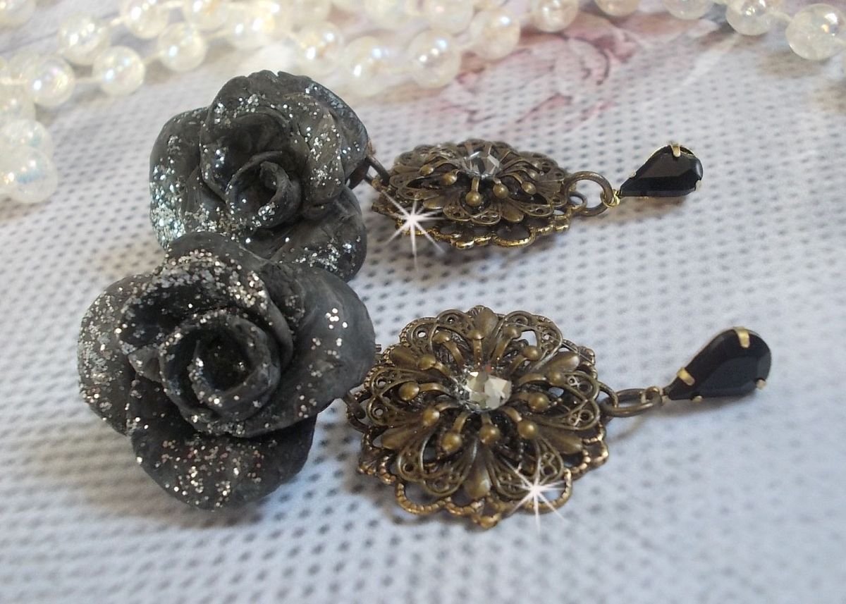 BO Steampunk Queen gemaakt met zwarte porseleinen rozen, Swarovski kristallen cabochons, glazen druppels en messing accessoires.