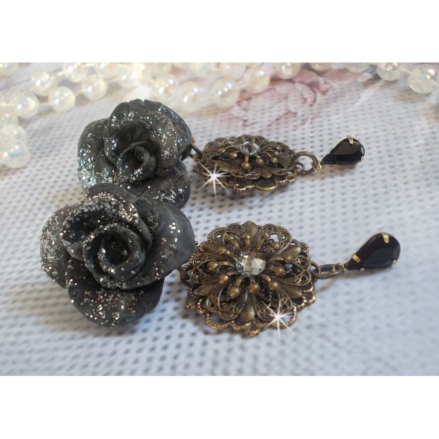 BO Steampunk Queen gemaakt met zwarte porseleinen rozen, Swarovski kristallen cabochons, glazen druppels en messing accessoires.