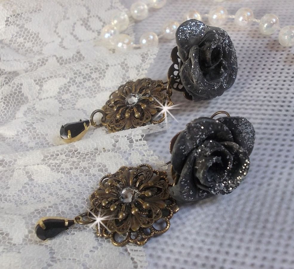 BO Steampunk Queen gemaakt met zwarte porseleinen rozen, Swarovski kristallen cabochons, glazen druppels en messing accessoires.