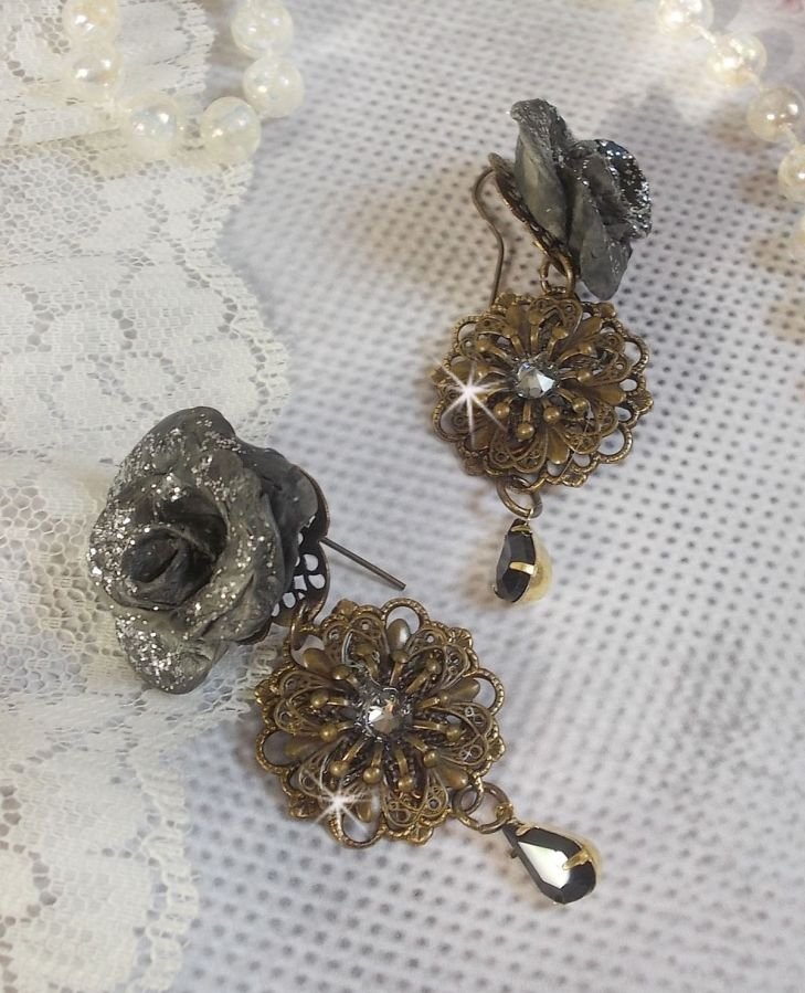 BO Steampunk Queen gemaakt met zwarte porseleinen rozen, Swarovski kristallen cabochons, glazen druppels en messing accessoires.