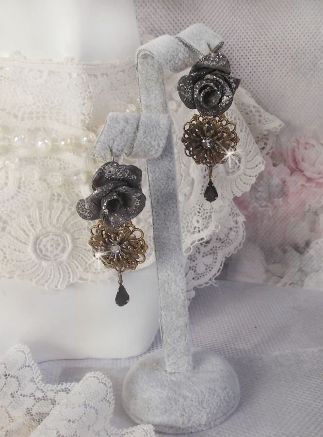 BO Steampunk Queen gemaakt met zwarte porseleinen rozen, Swarovski kristallen cabochons, glazen druppels en messing accessoires.