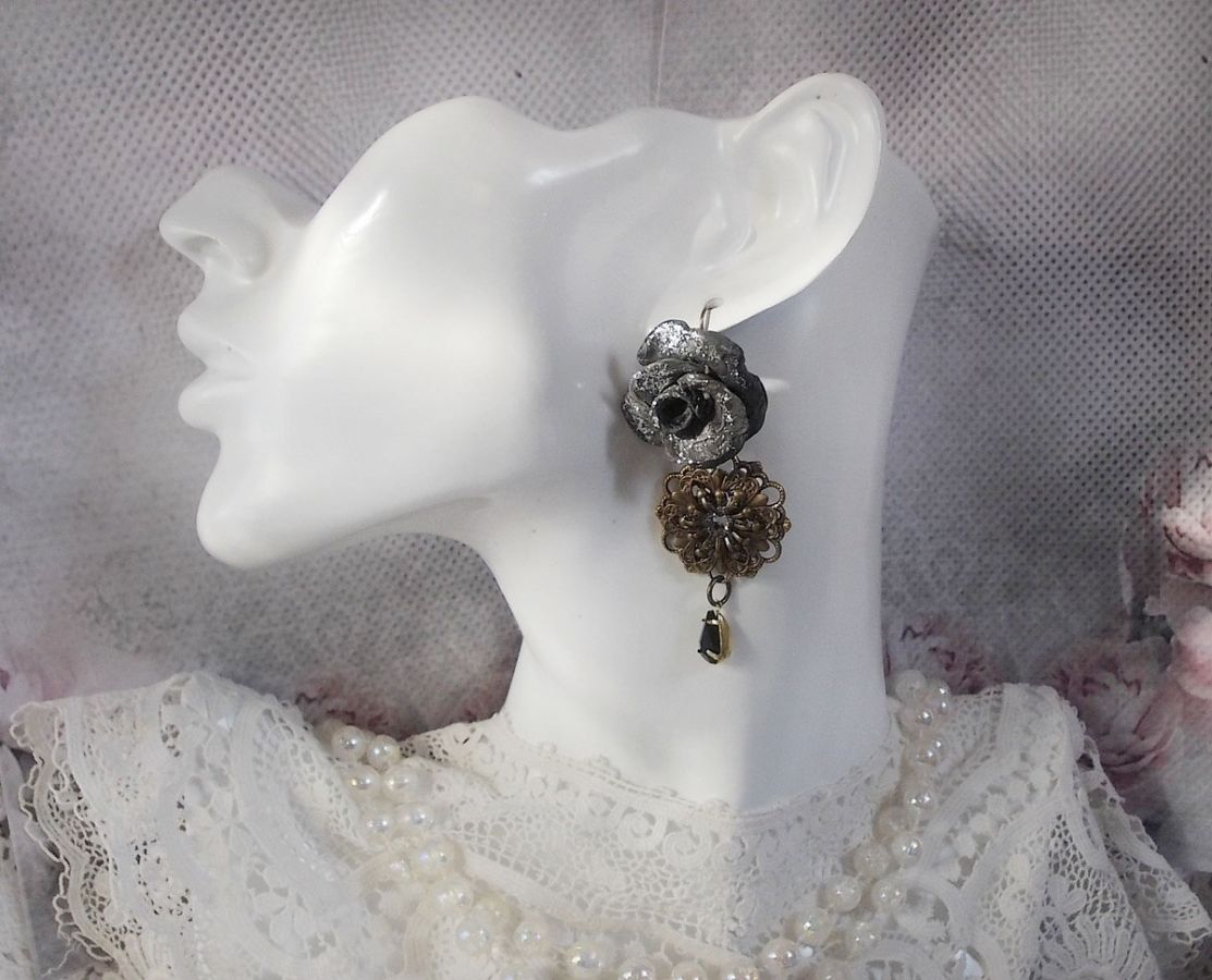 BO Steampunk Queen gemaakt met zwarte porseleinen rozen, Swarovski kristallen cabochons, glazen druppels en messing accessoires.