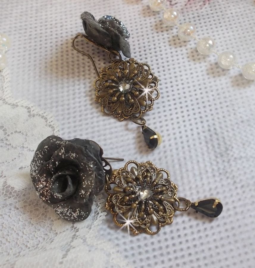 BO Steampunk Queen gemaakt met zwarte porseleinen rozen, Swarovski kristallen cabochons, glazen druppels en messing accessoires.