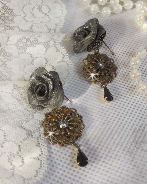 BO Steampunk Queen gemaakt met zwarte porseleinen rozen, Swarovski kristallen cabochons, glazen druppels en messing accessoires.