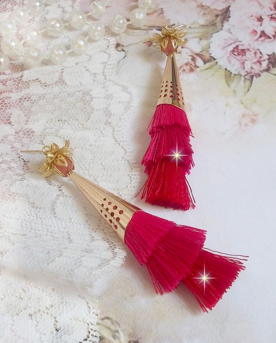 BO Stone gemaakt met roze, fuchsia en rode drievoudige pompons, Kwarts Aardbei, vergulde accessoires en diverse