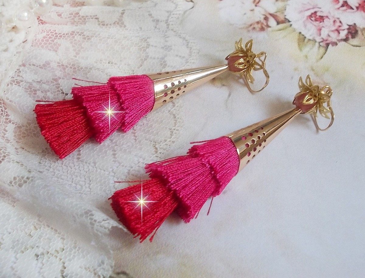 BO Stone gemaakt met roze, fuchsia en rode drievoudige pompons, Kwarts Aardbei, vergulde accessoires en diverse