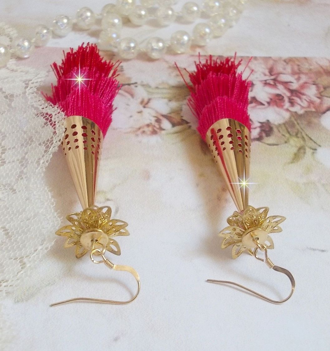BO Stone gemaakt met roze, fuchsia en rode drievoudige pompons, Kwarts Aardbei, vergulde accessoires en diverse
