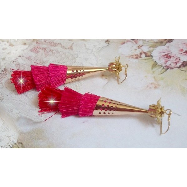 BO Stone gemaakt met roze, fuchsia en rode drievoudige pompons, Kwarts Aardbei, vergulde accessoires en diverse