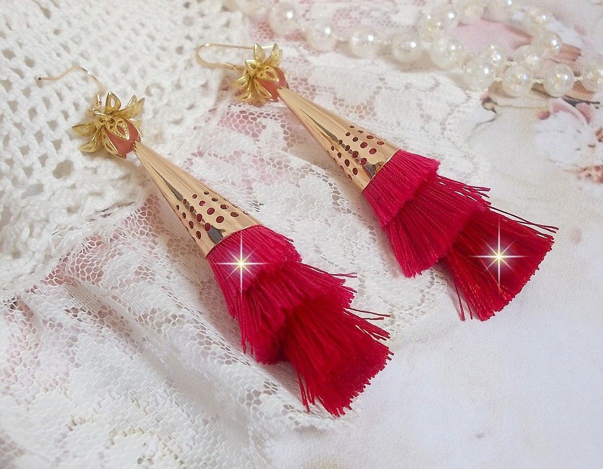 BO Stone gemaakt met roze, fuchsia en rode drievoudige pompons, Kwarts Aardbei, vergulde accessoires en diverse