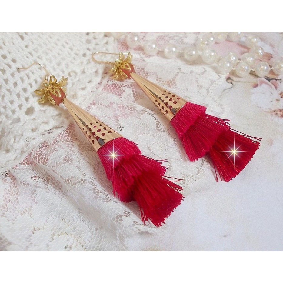 BO Stone gemaakt met roze, fuchsia en rode drievoudige pompons, Kwarts Aardbei, vergulde accessoires en diverse