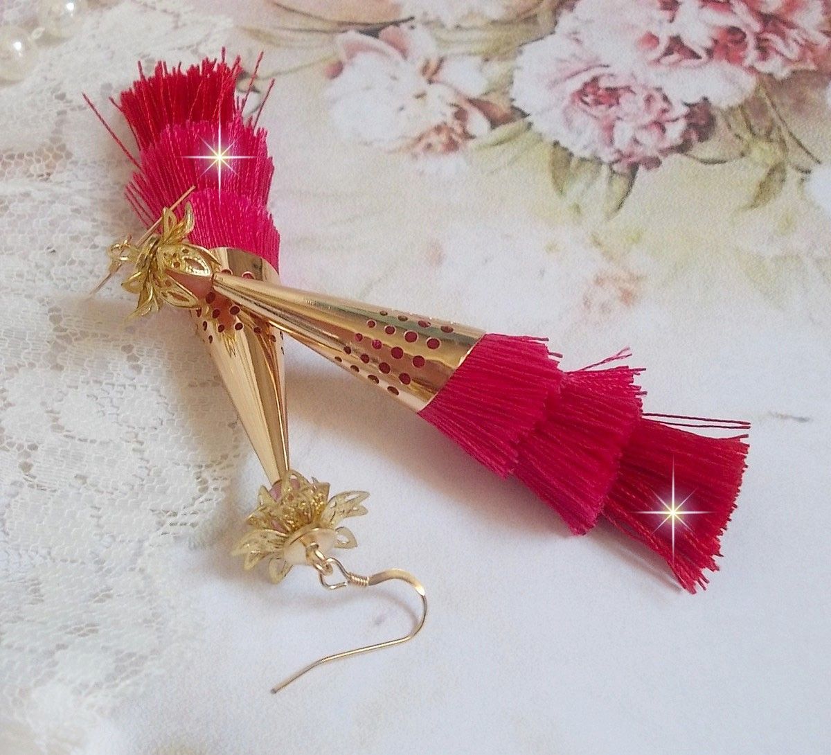 BO Stone gemaakt met roze, fuchsia en rode drievoudige pompons, Kwarts Aardbei, vergulde accessoires en diverse