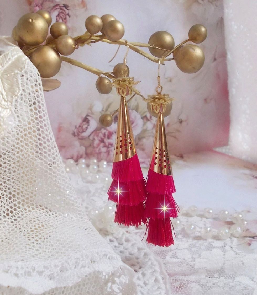 BO Stone gemaakt met roze, fuchsia en rode drievoudige pompons, Kwarts Aardbei, vergulde accessoires en diverse