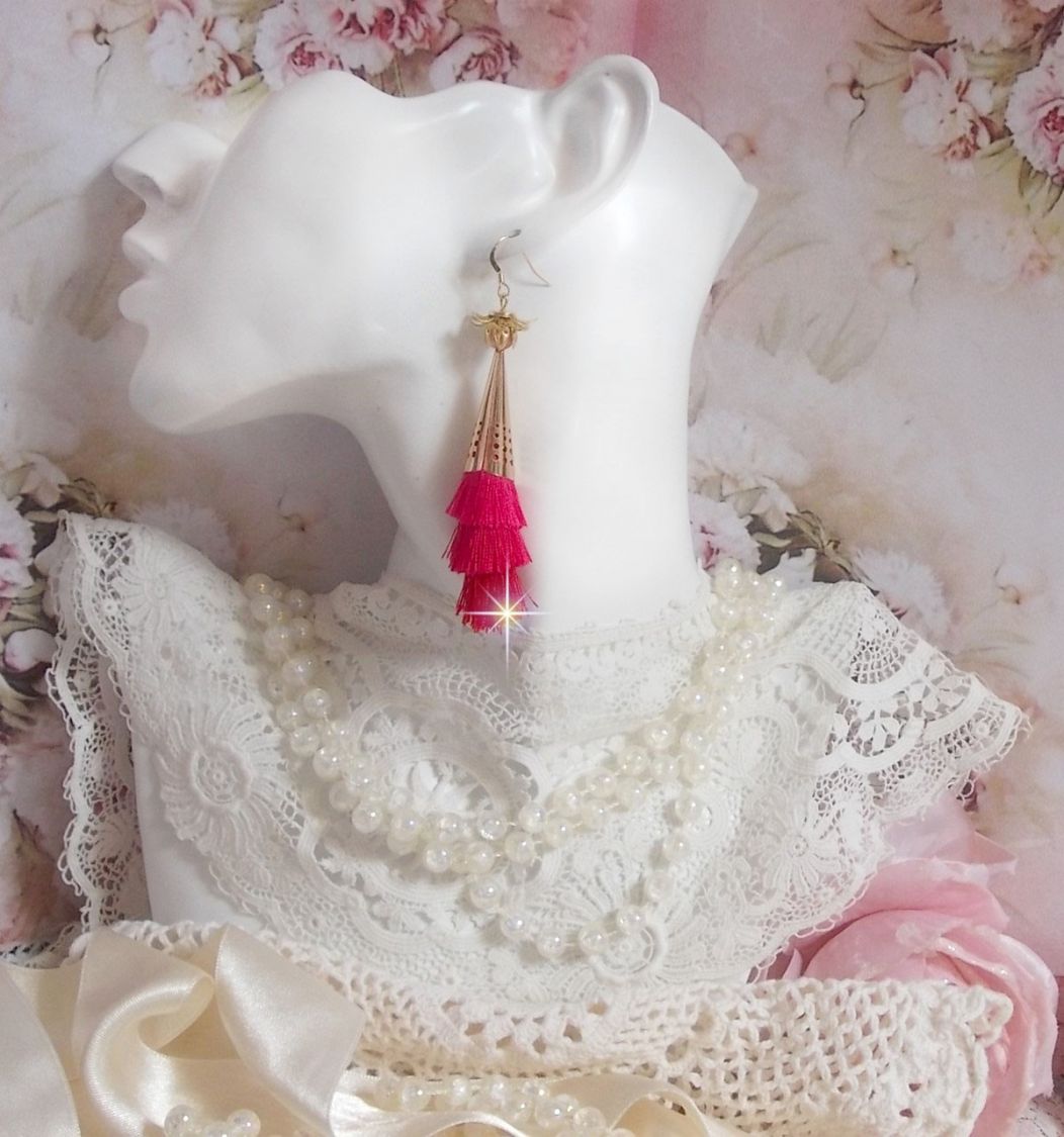BO Stone gemaakt met roze, fuchsia en rode drievoudige pompons, Kwarts Aardbei, vergulde accessoires en diverse