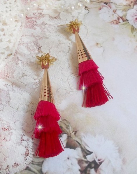 BO Stone gemaakt met roze, fuchsia en rode drievoudige pompons, Kwarts Aardbei, vergulde accessoires en diverse