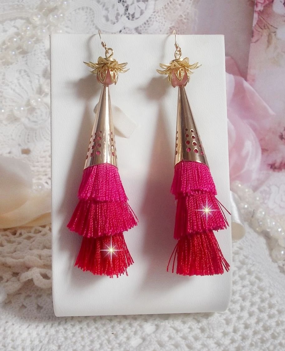BO Stone gemaakt met roze, fuchsia en rode drievoudige pompons, Kwarts Aardbei, vergulde accessoires en diverse