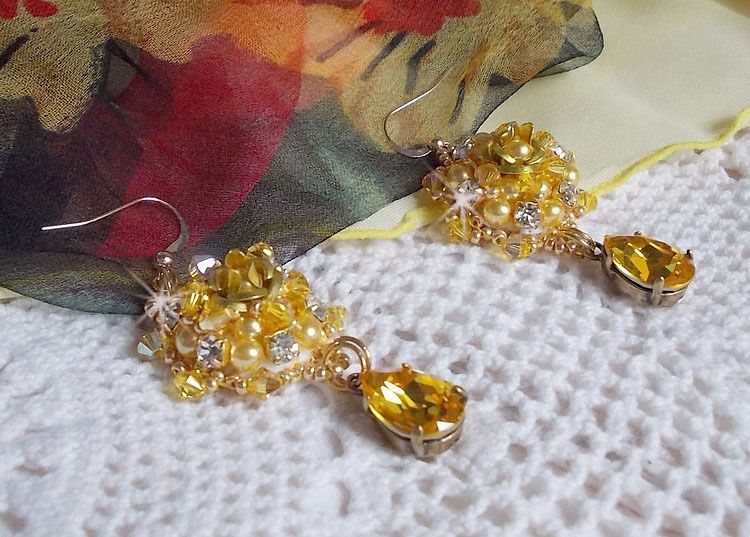 BO Zonnebloem Goud geborduurd met Swarovski kristallen, metalen roosjes en Miyuki zaadkralen
