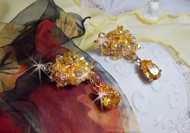 BO Zonnebloem Goud geborduurd met Swarovski kristallen, metalen roosjes en Miyuki zaadkralen