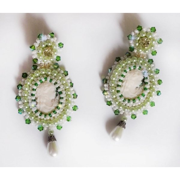 BO S&eacute;duction Charme victoriennes brod&eacute;es avec des cabochons fait main en r&eacute;sine portrait de femme