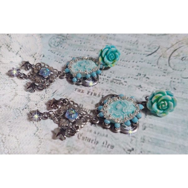BO Temptations gemaakt met lichte turquoise cameo's, kristallen, kralen en kwaliteitsaccessoires.  