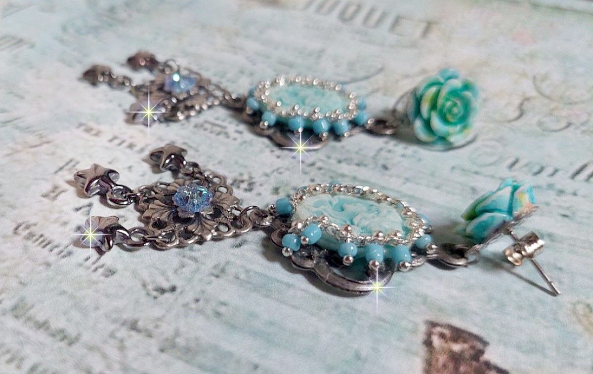BO Temptations gemaakt met lichte turquoise cameo's, kristallen, kralen en kwaliteitsaccessoires.  