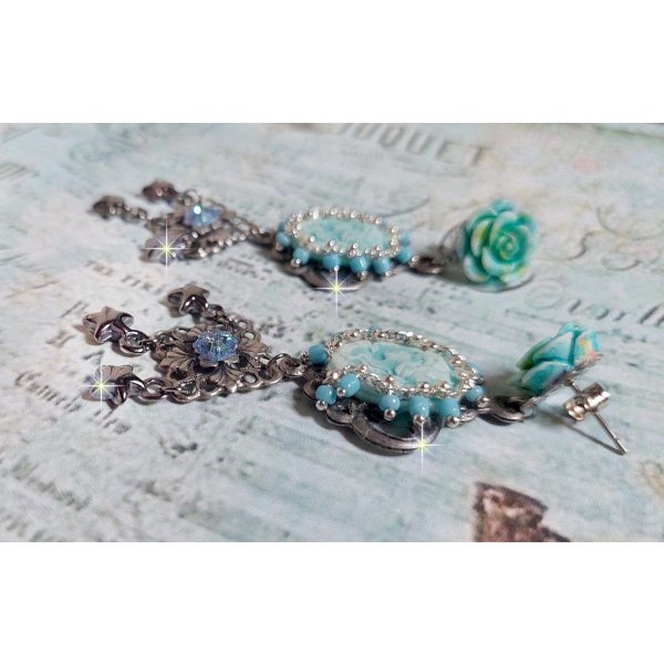 BO Temptations gemaakt met lichte turquoise cameo's, kristallen, kralen en kwaliteitsaccessoires.  