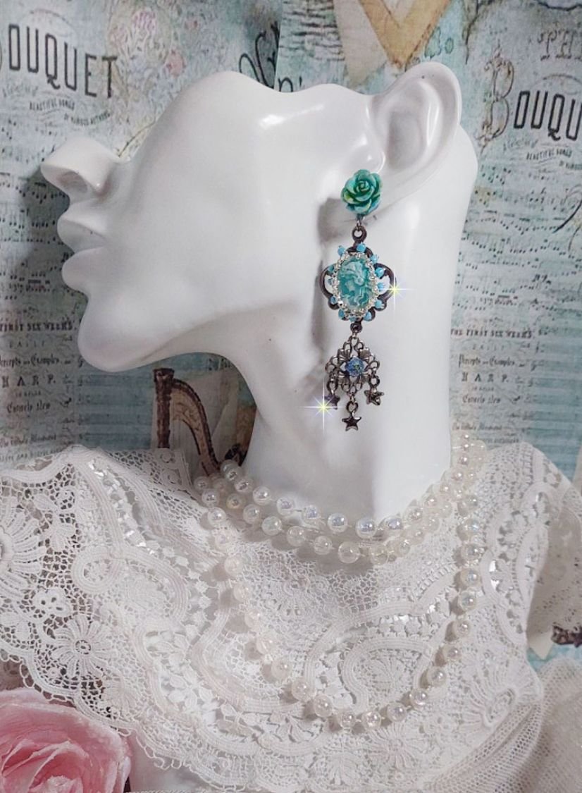 BO Temptations gemaakt met lichte turquoise cameo's, kristallen, kralen en kwaliteitsaccessoires.  