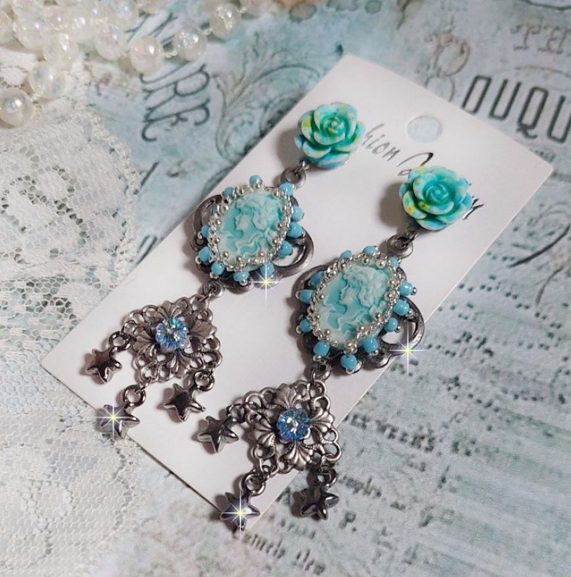 BO Temptations gemaakt met lichte turquoise cameo's, kristallen, kralen en kwaliteitsaccessoires.  