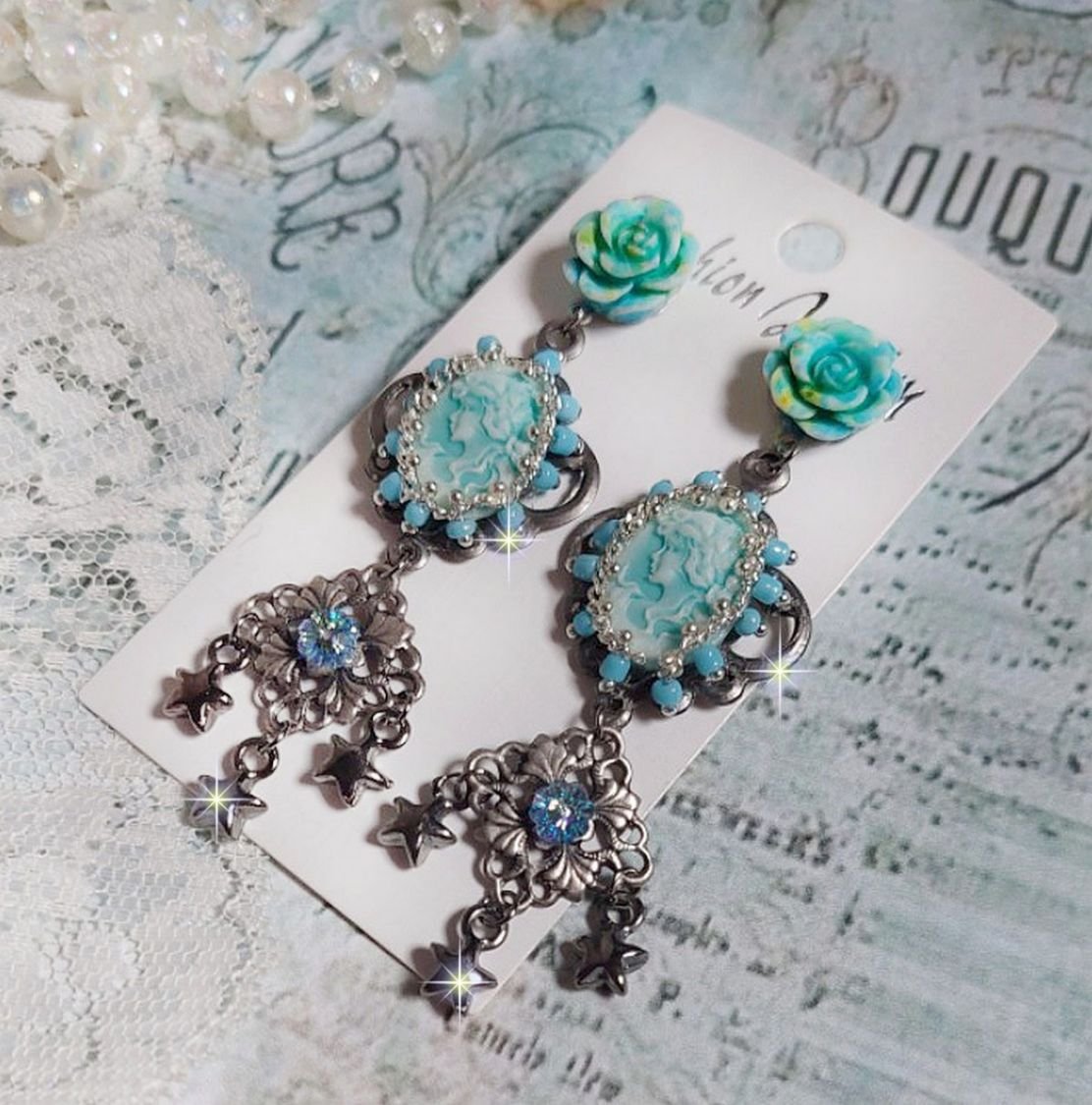 BO Temptations gemaakt met lichte turquoise cameo's, kristallen, kralen en kwaliteitsaccessoires.  