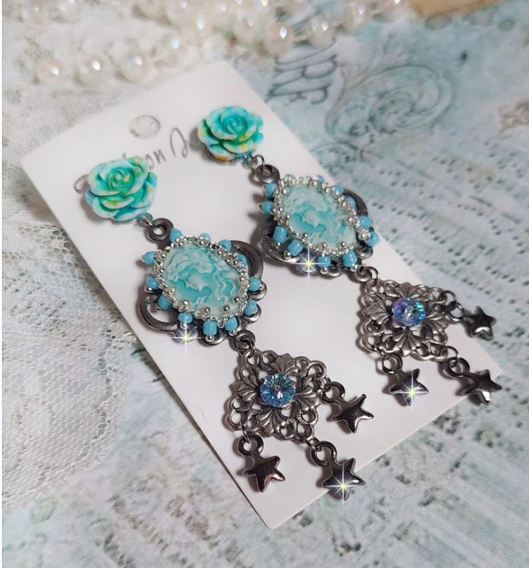 BO Temptations gemaakt met lichte turquoise cameo's, kristallen, kralen en kwaliteitsaccessoires.  