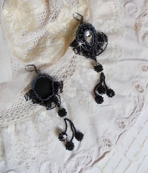 BO Avondkleding geborduurd met Swarovski kristallen, zeer oud zwart kant, ronde kralen geweven met pailletten en rocailles