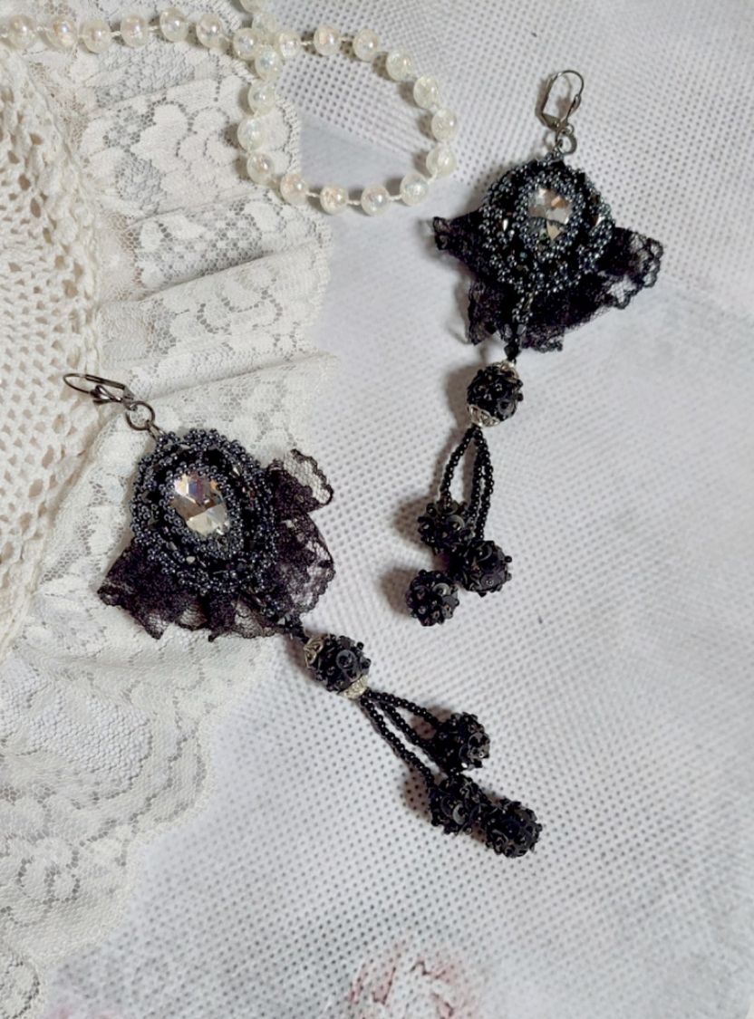 BO Avondkleding geborduurd met Swarovski kristallen, zeer oud zwart kant, ronde kralen geweven met pailletten en rocailles