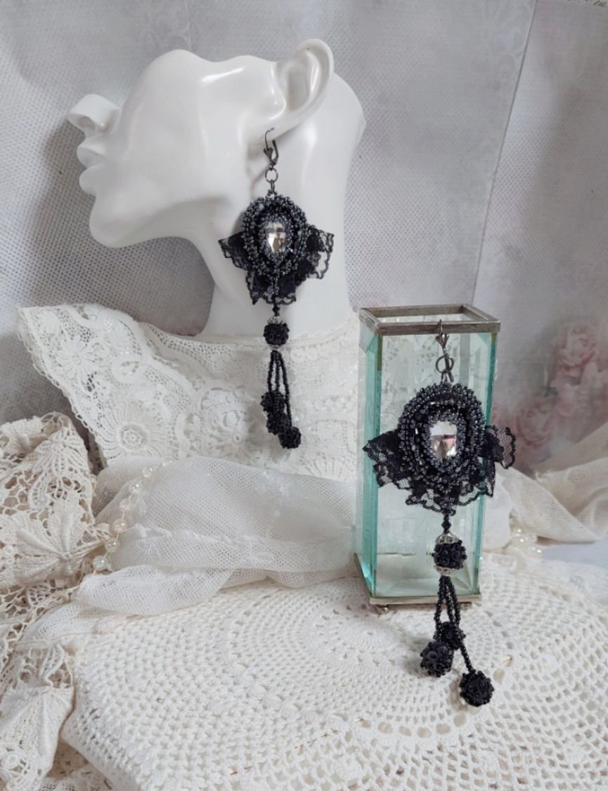 BO Avondkleding geborduurd met Swarovski kristallen, zeer oud zwart kant, ronde kralen geweven met pailletten en rocailles
