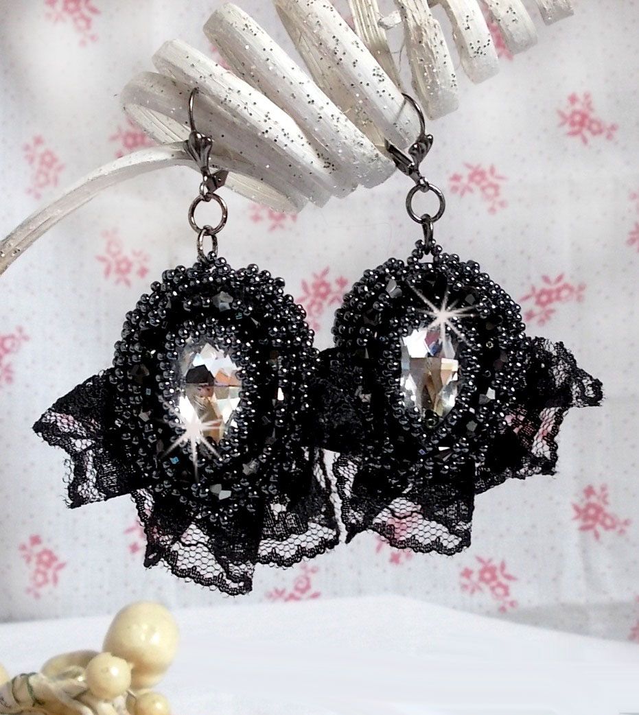 BO Avondkleding geborduurd met Swarovski kristallen, zeer oud zwart kant, ronde kralen geweven met pailletten en rocailles