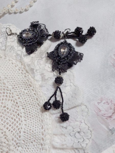 BO Avondkleding geborduurd met Swarovski kristallen, zeer oud zwart kant, ronde kralen geweven met pailletten en rocailles