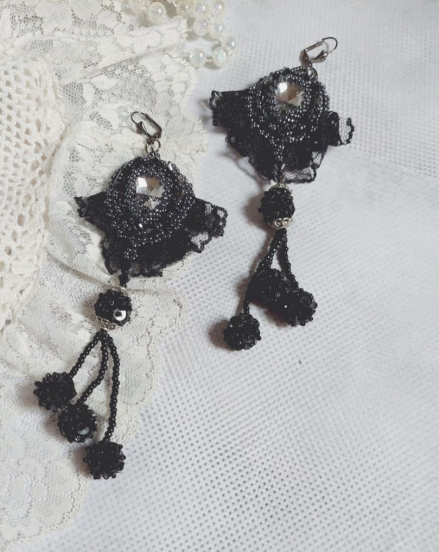 BO Avondkleding geborduurd met Swarovski kristallen, zeer oud zwart kant, ronde kralen geweven met pailletten en rocailles