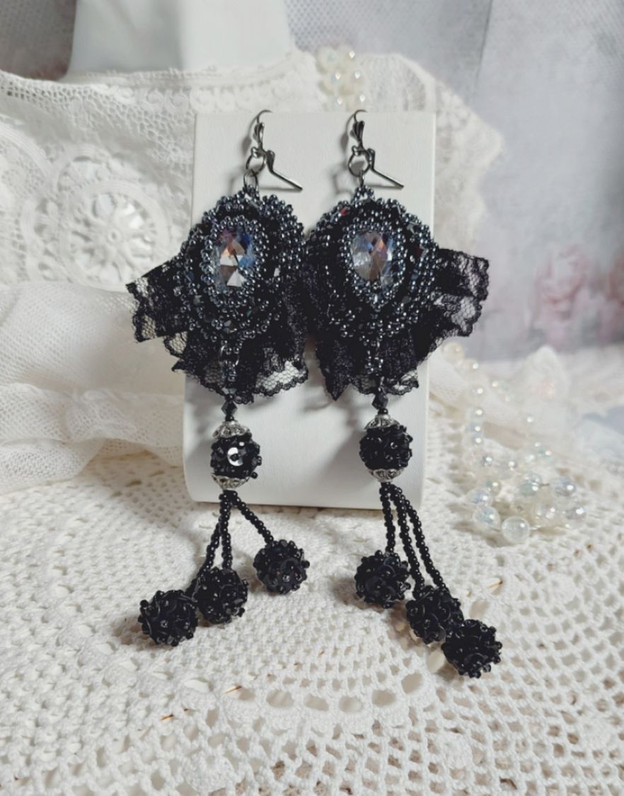 BO Avondkleding geborduurd met Swarovski kristallen, zeer oud zwart kant, ronde kralen geweven met pailletten en rocailles