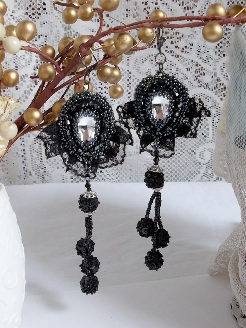 BO Avondkleding geborduurd met Swarovski kristallen, zeer oud zwart kant, ronde kralen geweven met pailletten en rocailles