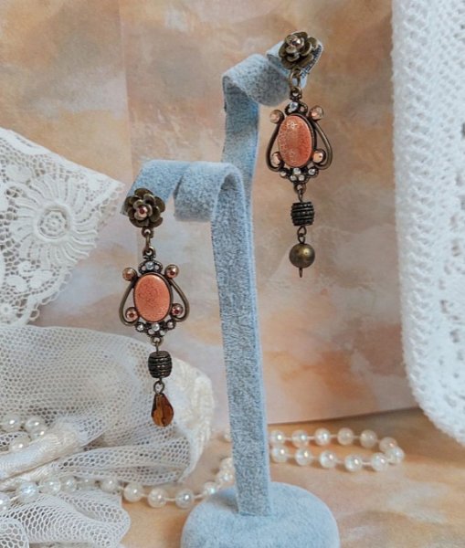 BO Terra Cotta cr&eacute;&eacute;es avec des cabochons en porcelaine de couleur terre avec des cristaux sur pendentif Bronze en m&eacute;tal et laiton 