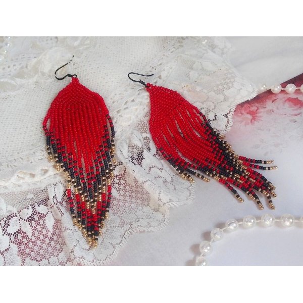 BO Red Swirls gemaakt met kwaliteitskralen en zwarte messing haken